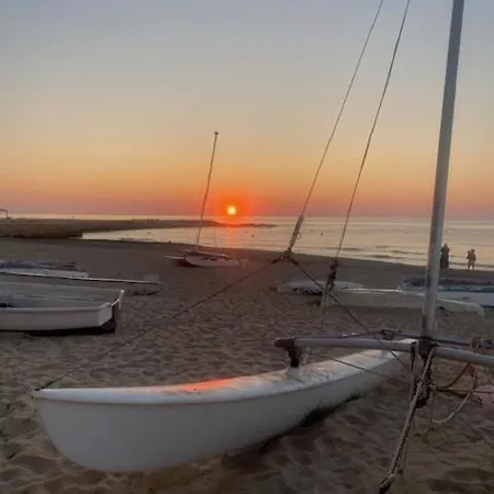 Del Mar 130m From شقة *